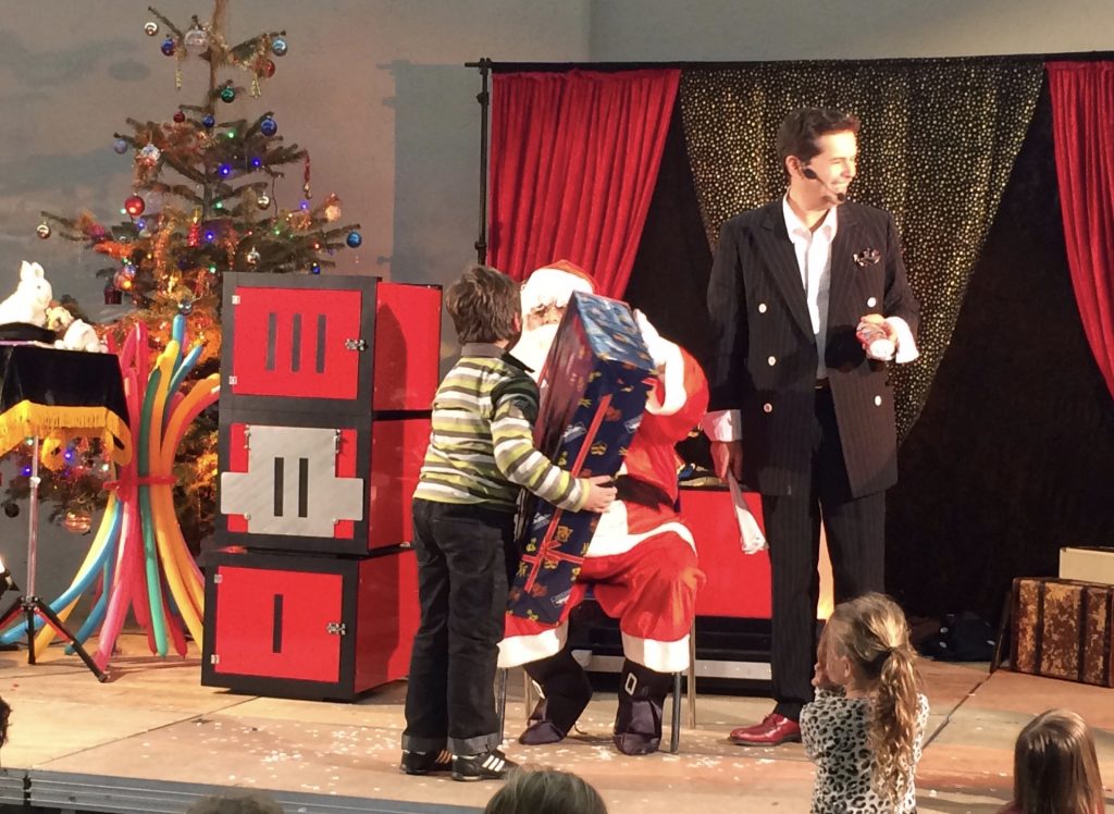 Spectacle de Magie pour Enfants Arbre de Noël à Nice par Danny le Magicien