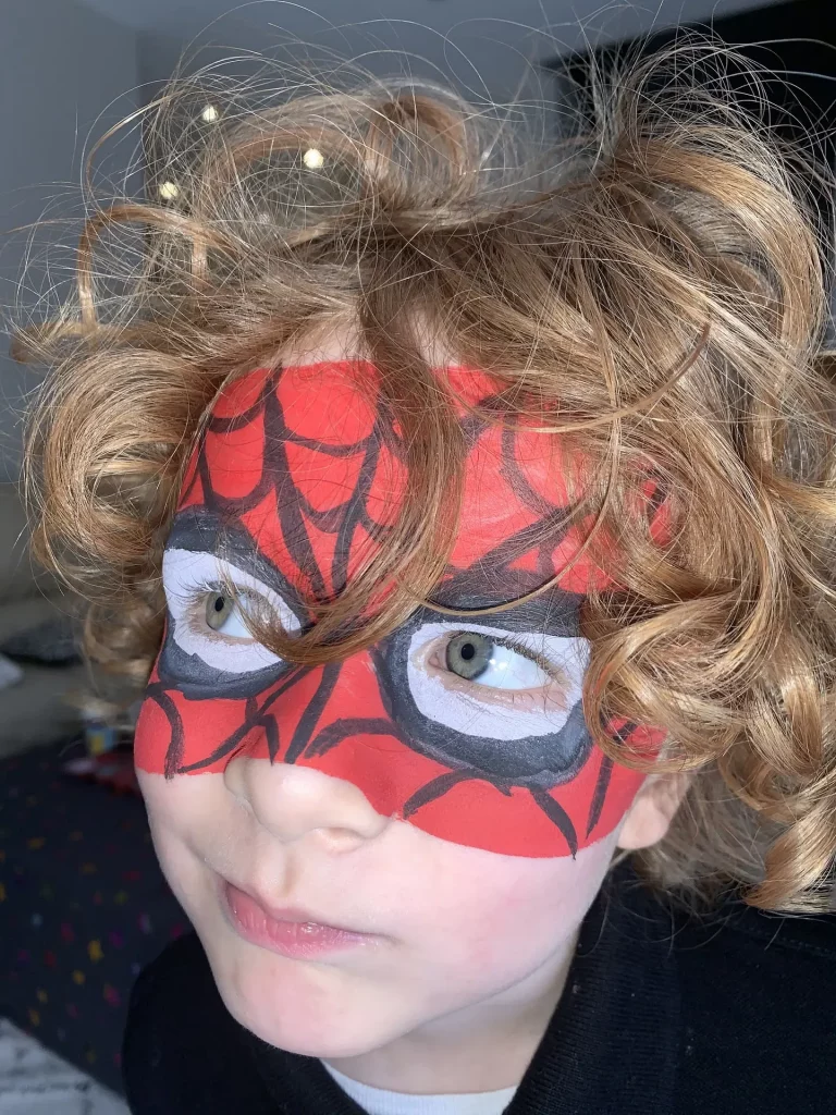 Danny le Magicien propose un Maquillage de Spider Man pour l'Anniversaire d'un Enfant