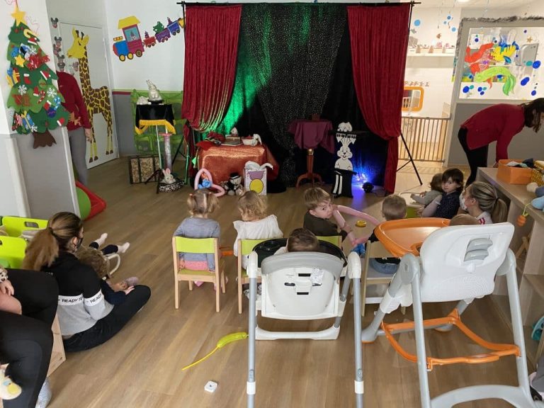 Les tout-petits réunis devant le décor de magie installé dans leur crèche